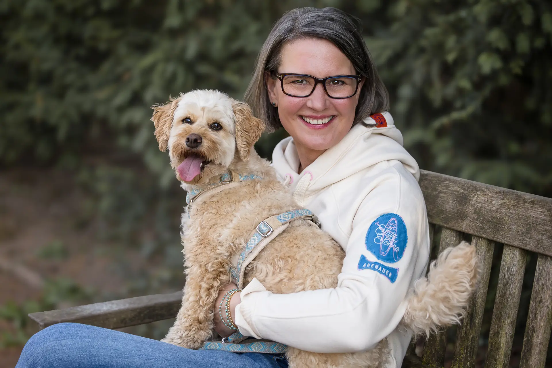 Anne Poppe, Hundetrainerin in Düsseldorf, mit Hund – Dogs am Rhein